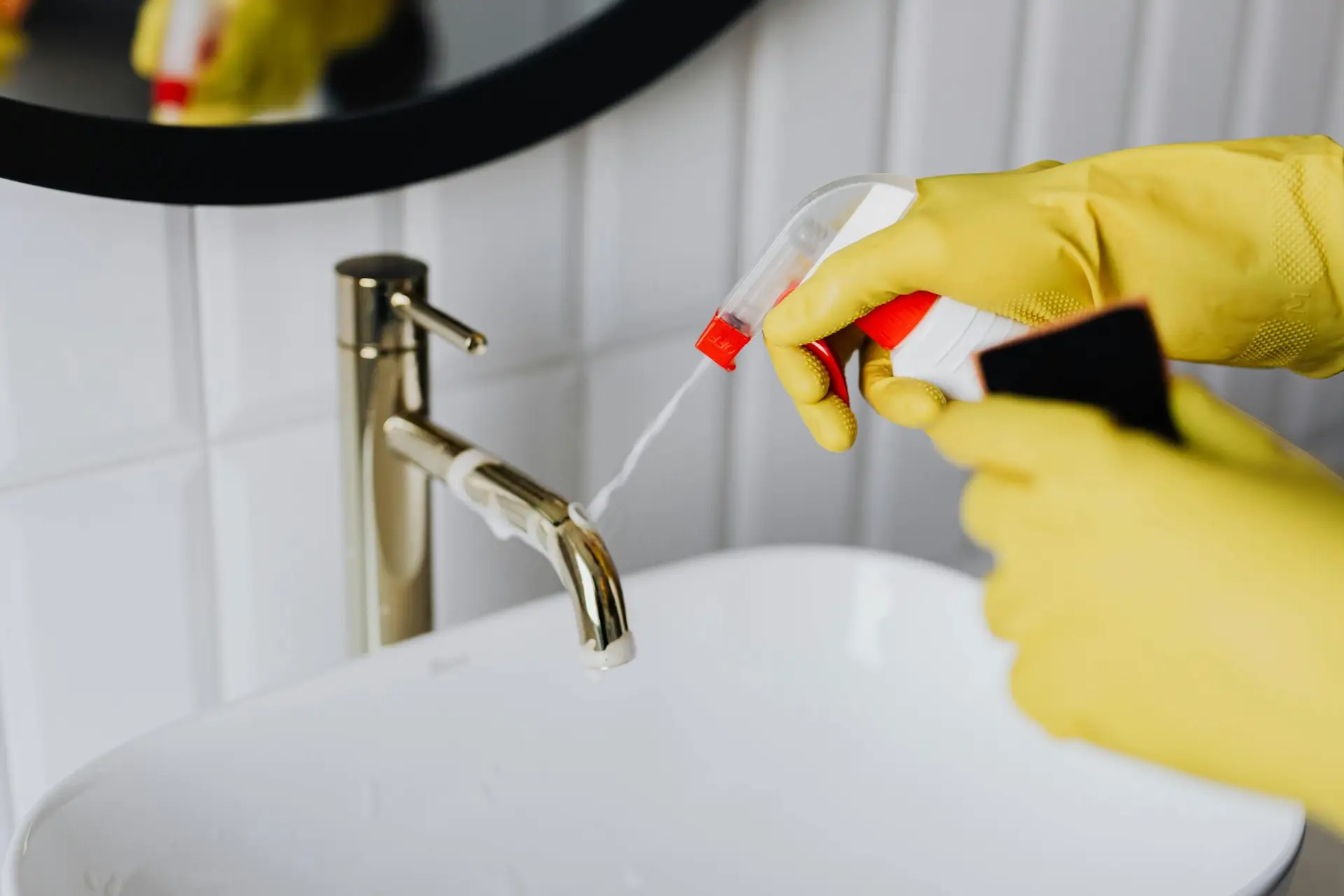 cleaner cleaning the sink